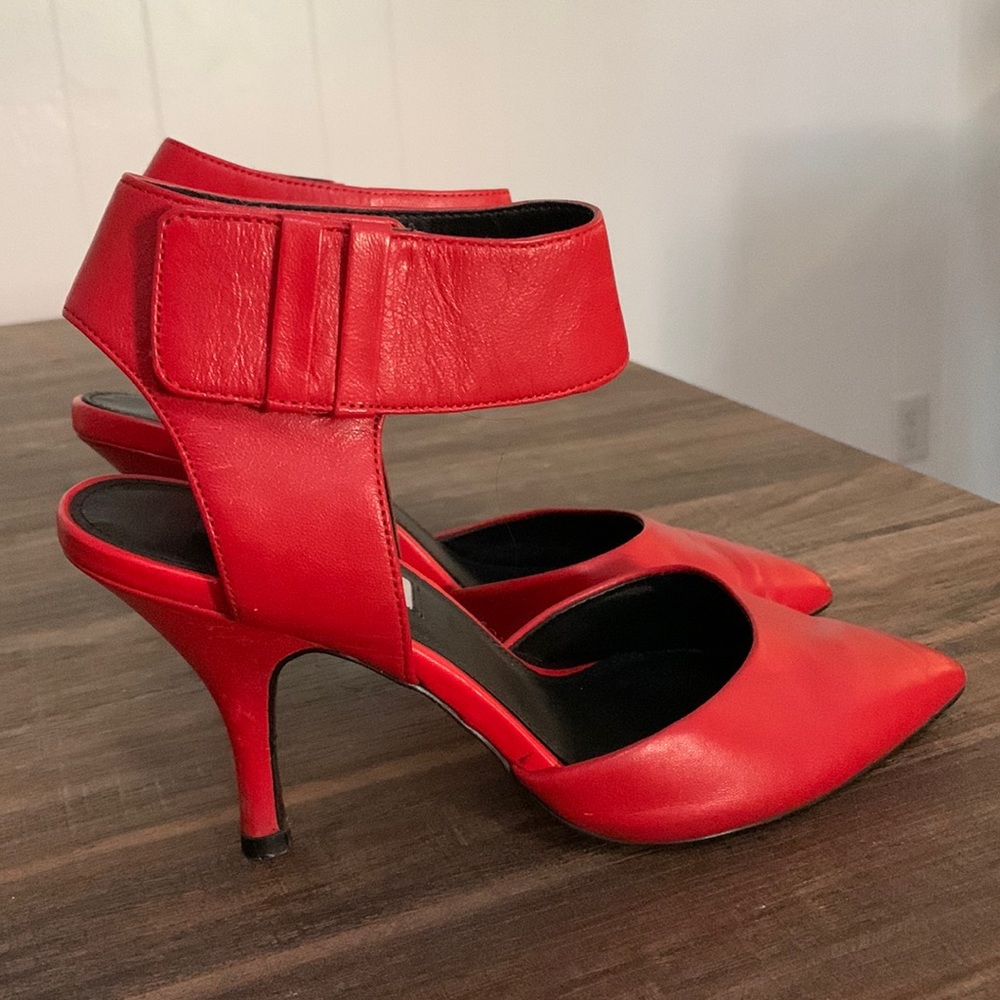 Steve Madden brand new red heels! Ready to be shipped in perfect condition!